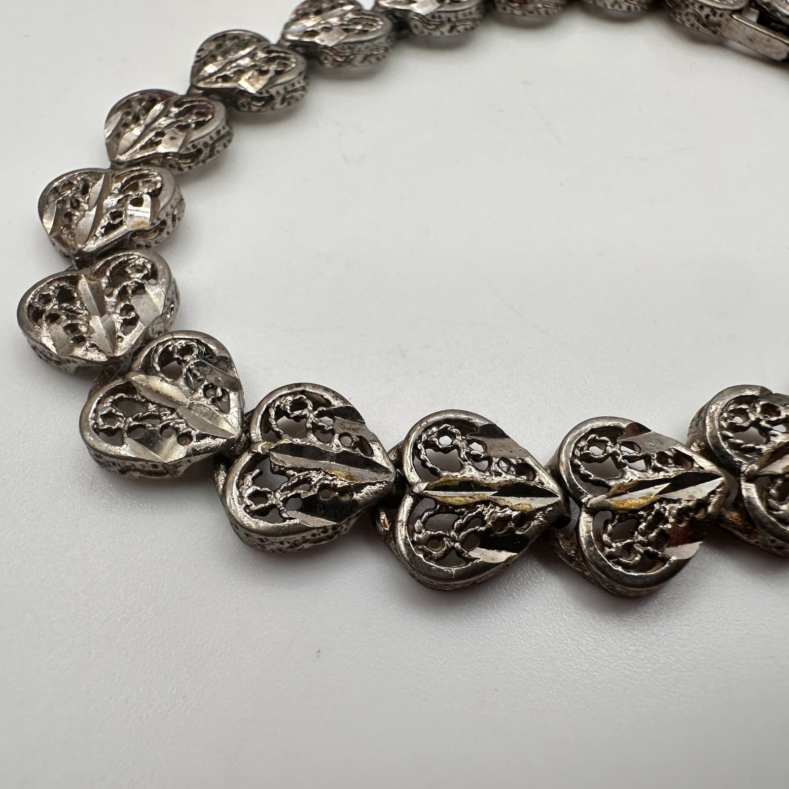 Vintage 90s SilverTone Filigree Open Heart Link Bracelet Classic Fashion Jewelry - Thumbnail 3