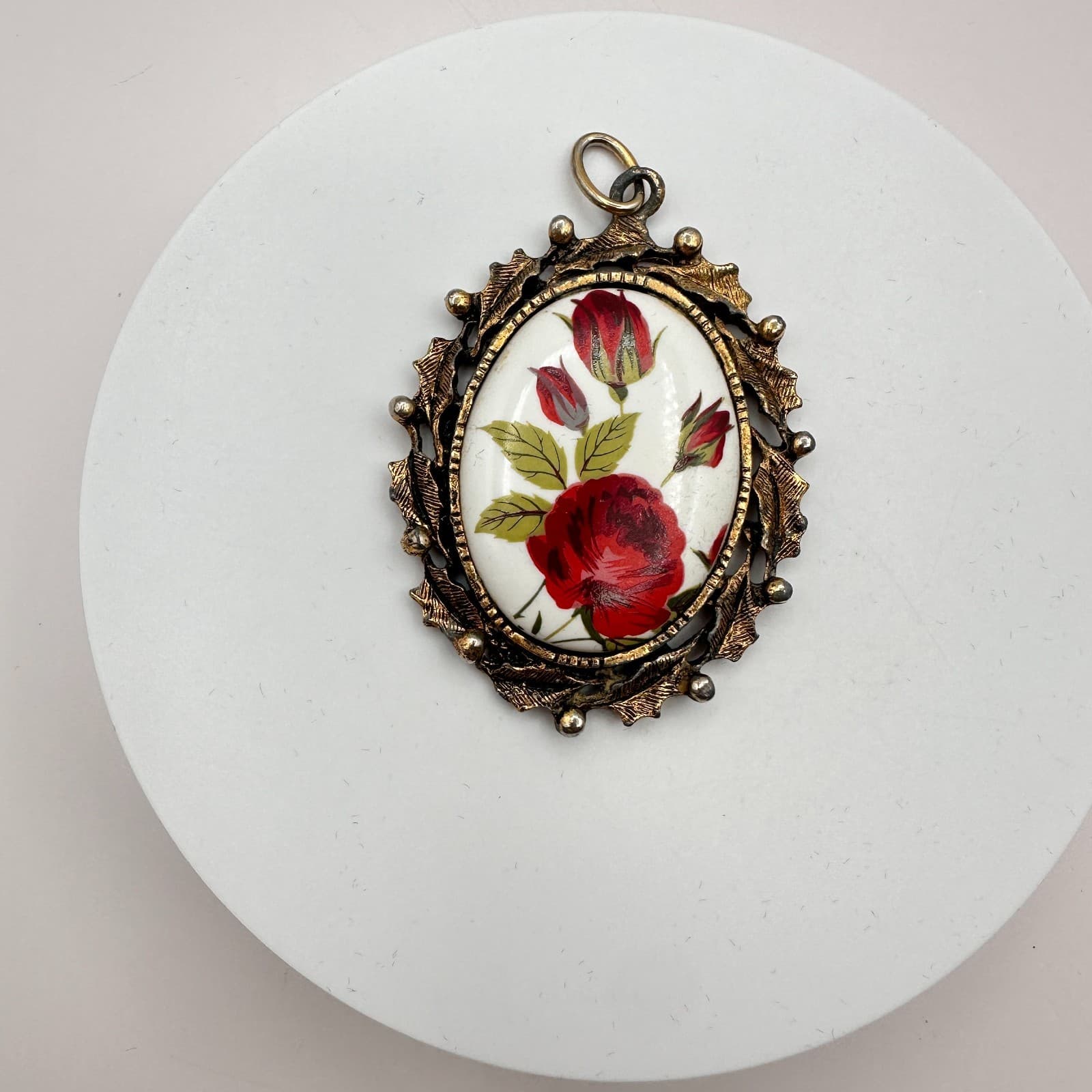 Vintage 90s Gold Tone Textured Leaf Frame Porcelain Rose Pendant Women's Jewelry - Thumbnail 2