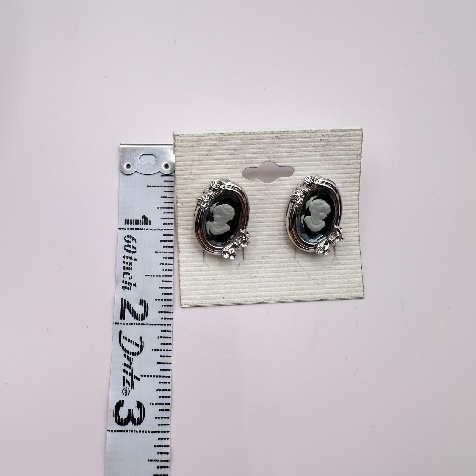 Vintage 90s Cameo Earrings Silver Tone Glass Accents Oval Studs Fashion Jewelry - Thumbnail 8