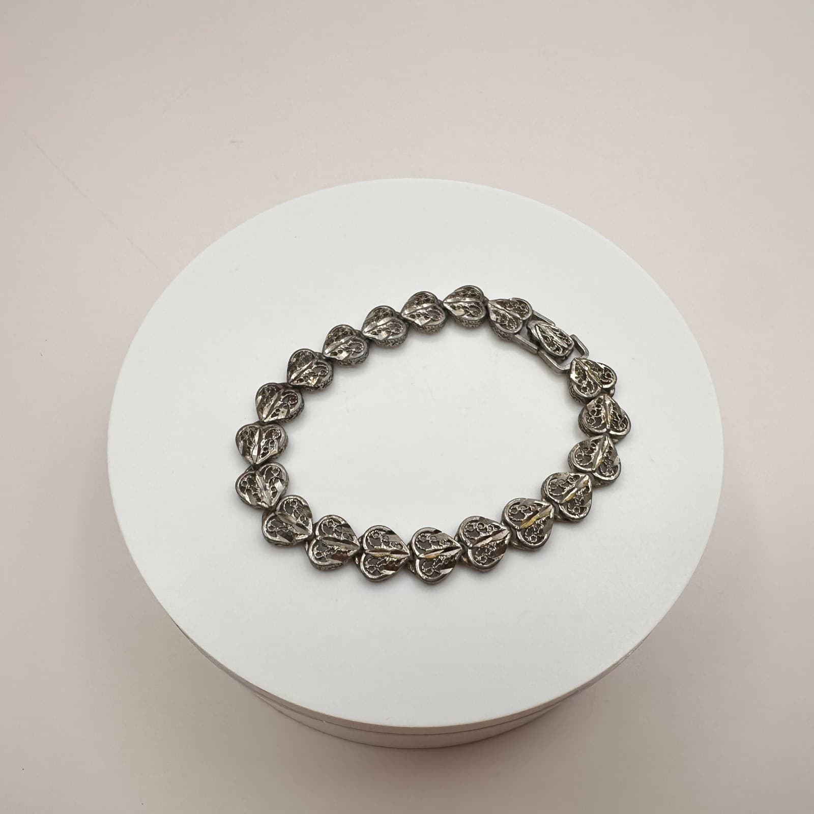 Vintage 90s SilverTone Filigree Open Heart Link Bracelet Classic Fashion Jewelry - Thumbnail 5