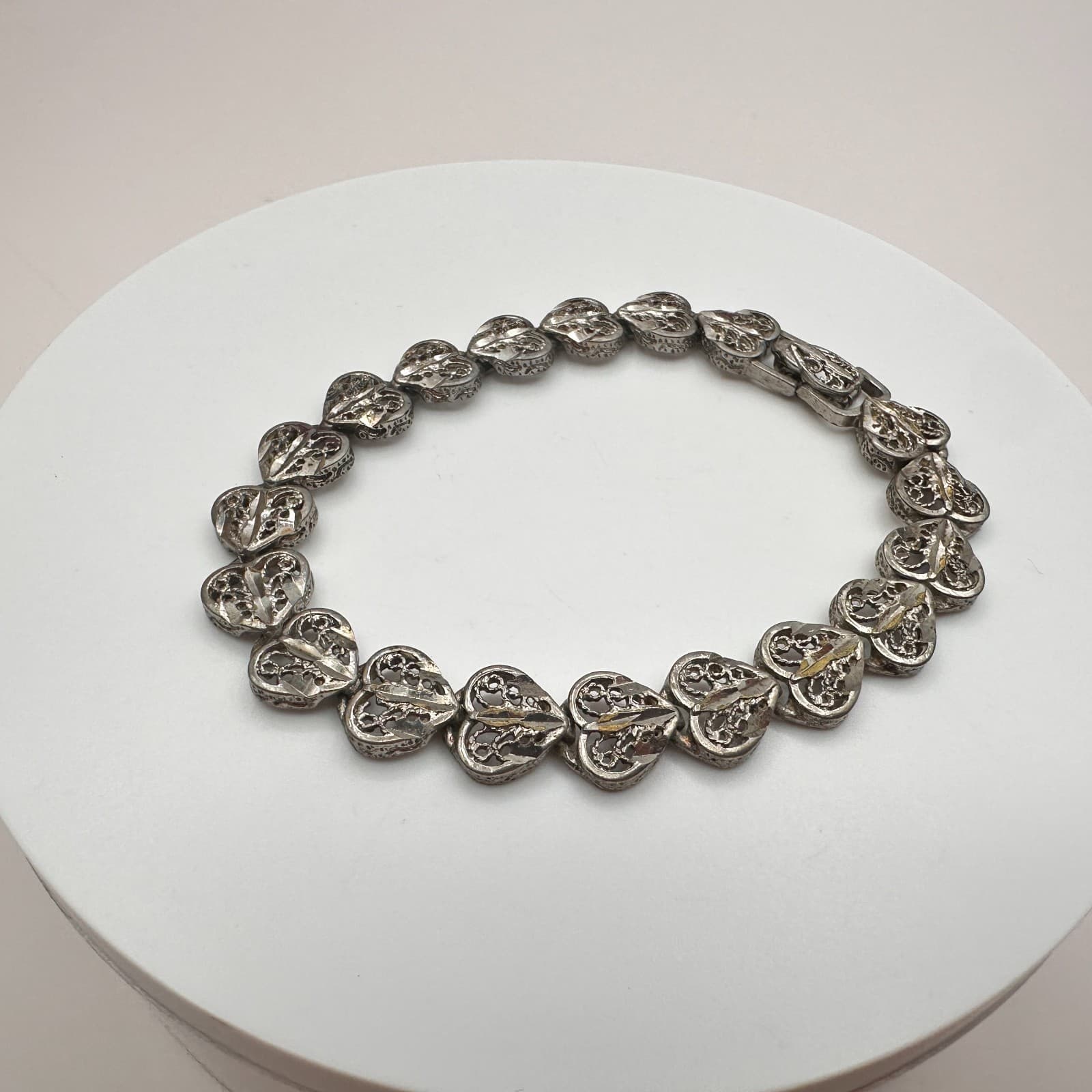 Vintage 90s SilverTone Filigree Open Heart Link Bracelet Classic Fashion Jewelry - Thumbnail 2