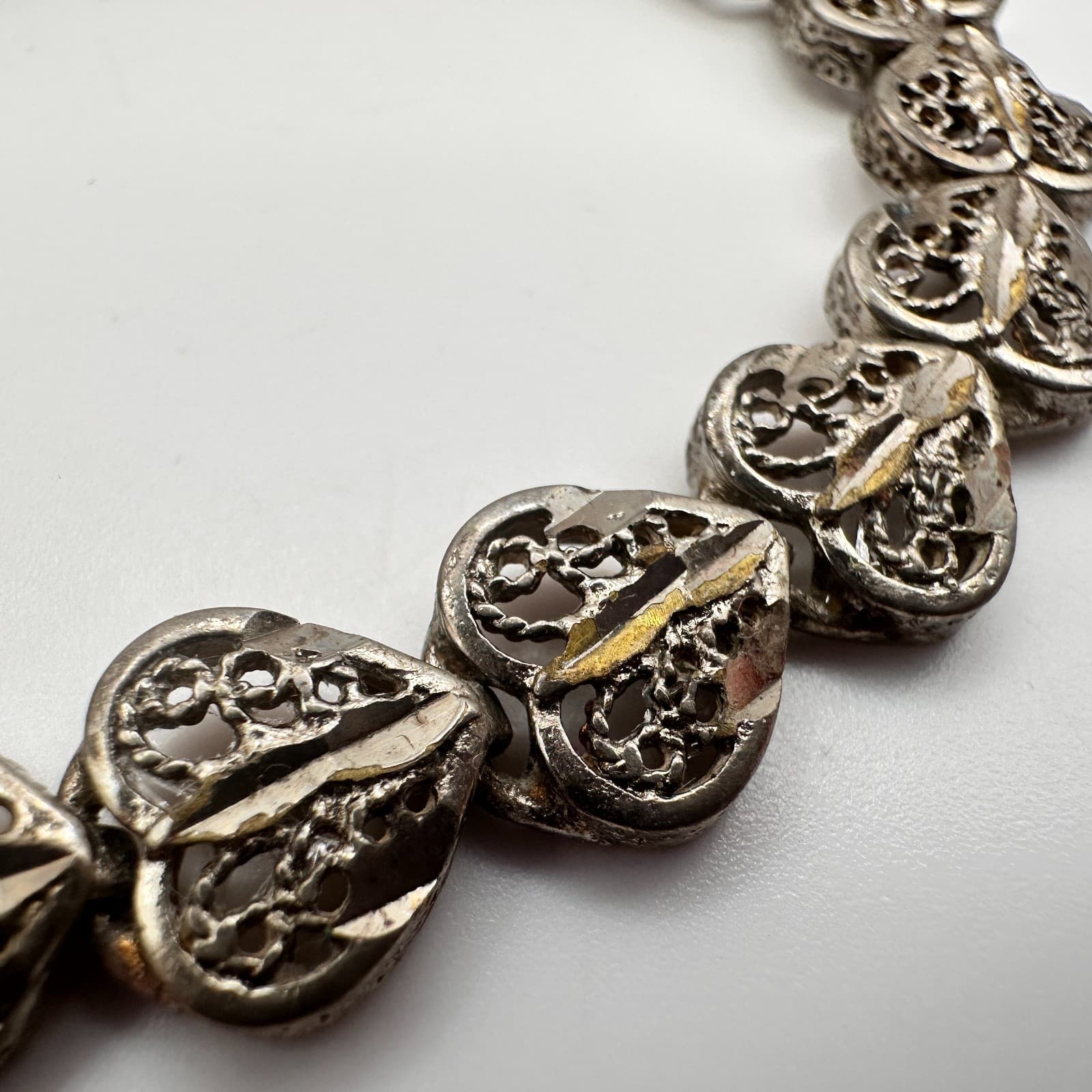 Vintage 90s SilverTone Filigree Open Heart Link Bracelet Classic Fashion Jewelry - Thumbnail 6