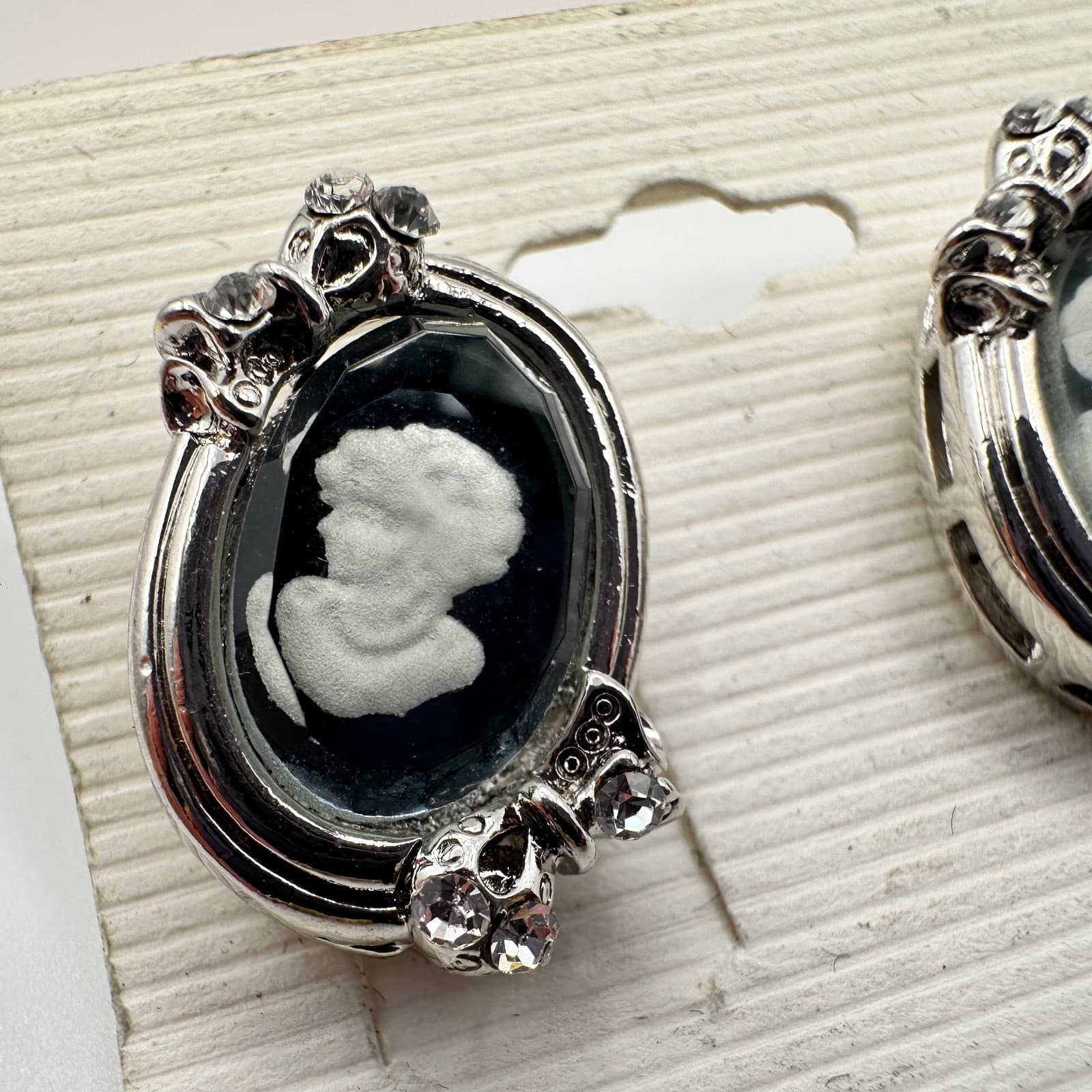 Vintage 90s Cameo Earrings Silver Tone Glass Accents Oval Studs Fashion Jewelry - Thumbnail 5