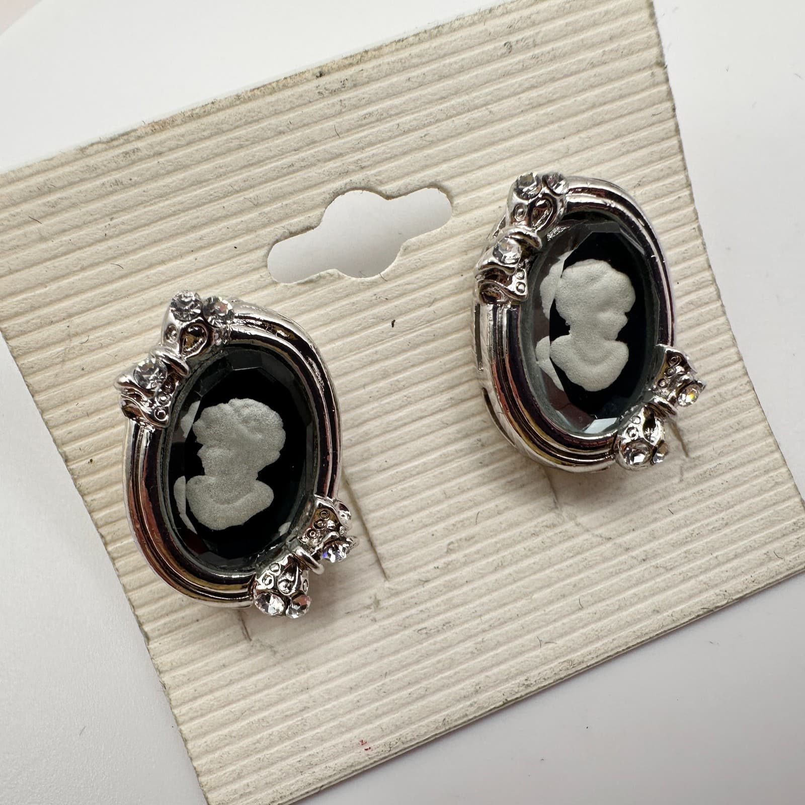 Vintage 90s Cameo Earrings Silver Tone Glass Accents Oval Studs Fashion Jewelry - Thumbnail 6