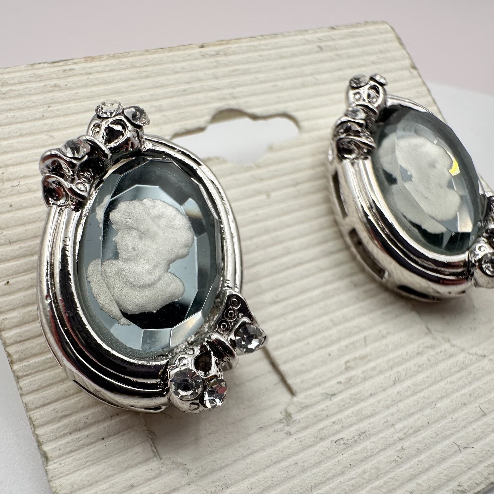 Vintage 90s Cameo Earrings Silver Tone Glass Accents Oval Studs Fashion Jewelry - Thumbnail 4