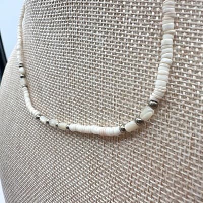 Vintage Y2K White Shell Heishi Beaded Choker Necklace Silver Tone Jewelry - Thumbnail 4