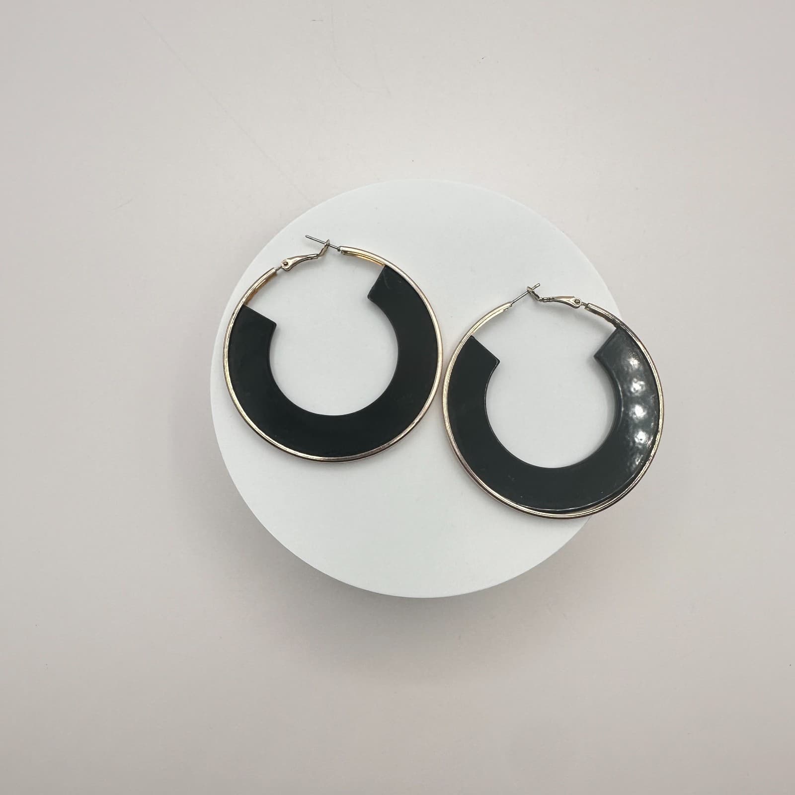 Vintage 90s Black Enamel Gold Tone Hoop Earrings Women's Classic Jewelry - Thumbnail 3