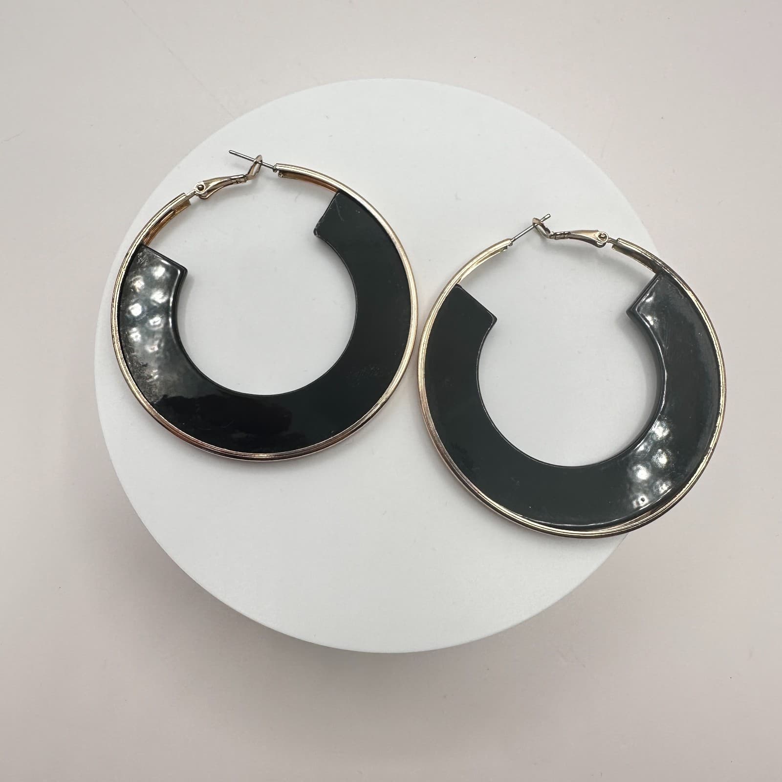 Vintage 90s Black Enamel Gold Tone Hoop Earrings Women's Classic Jewelry - Thumbnail 4