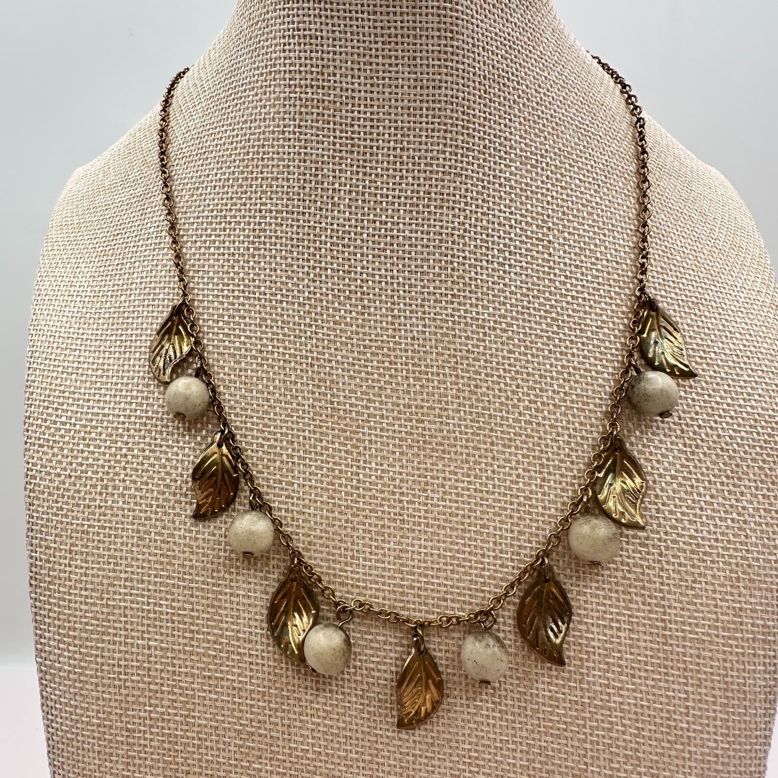 Vintage 90s Gold Tone Leaf White Beaded Necklace Women's Classic Jewelry - Thumbnail 3