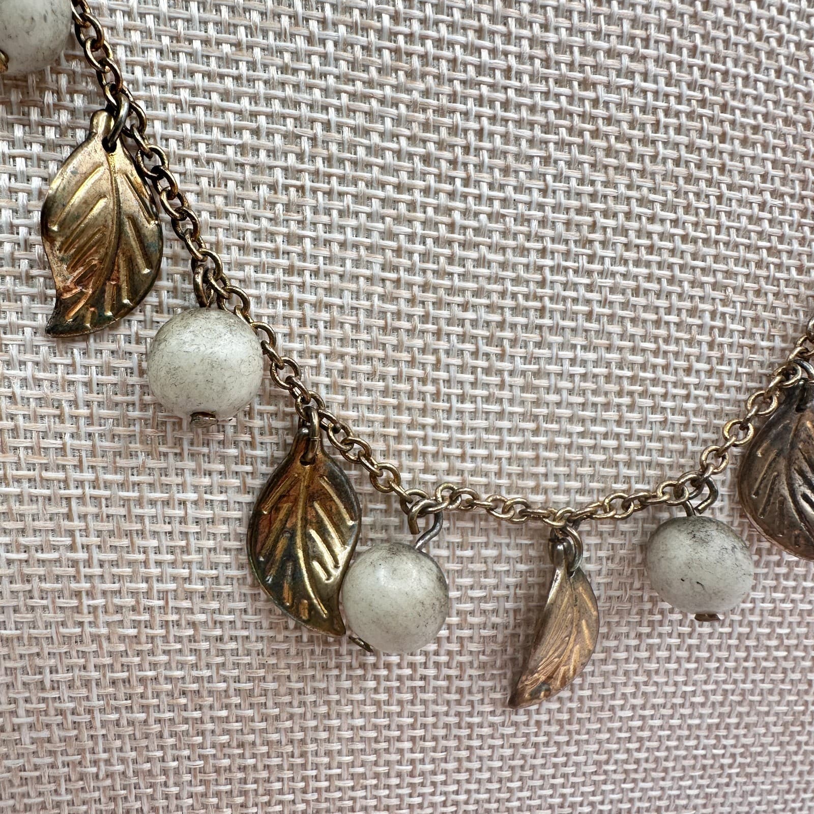 Vintage 90s Gold Tone Leaf White Beaded Necklace Women's Classic Jewelry - Thumbnail 4