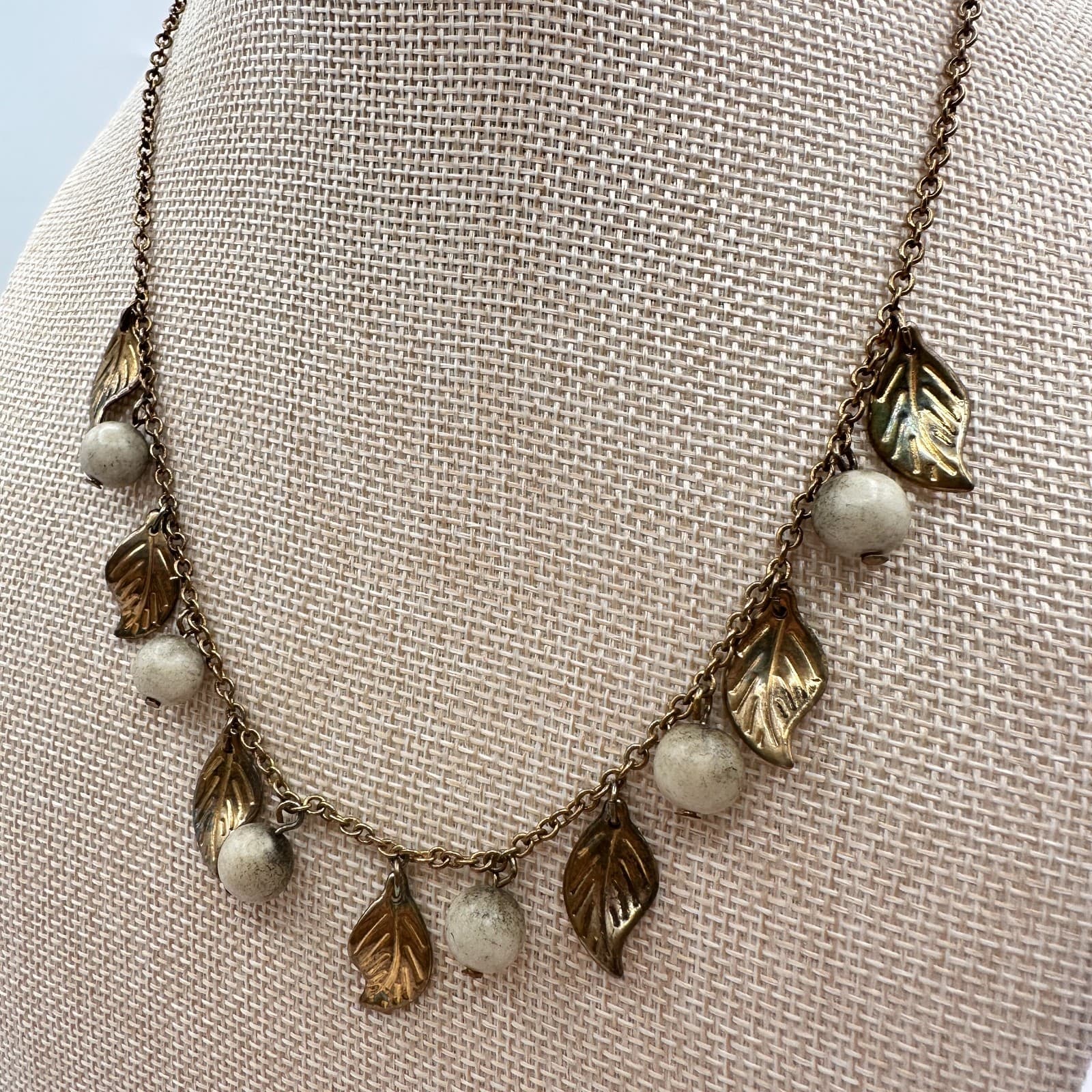 Vintage 90s Gold Tone Leaf White Beaded Necklace Women's Classic Jewelry - Thumbnail 5