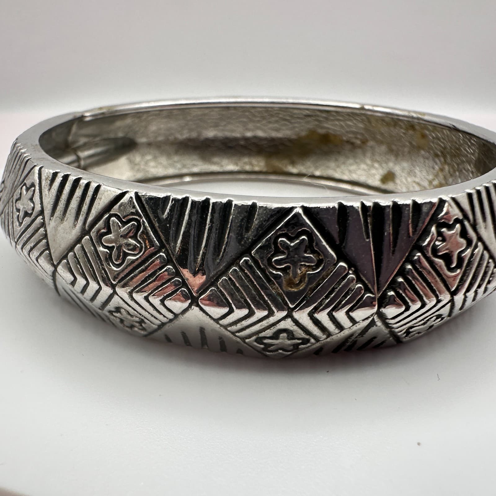 Vintage 90s Silver Tone Geometric Flower Bangle Bracelet Boho Etched Jewelry Y2K - Thumbnail 4