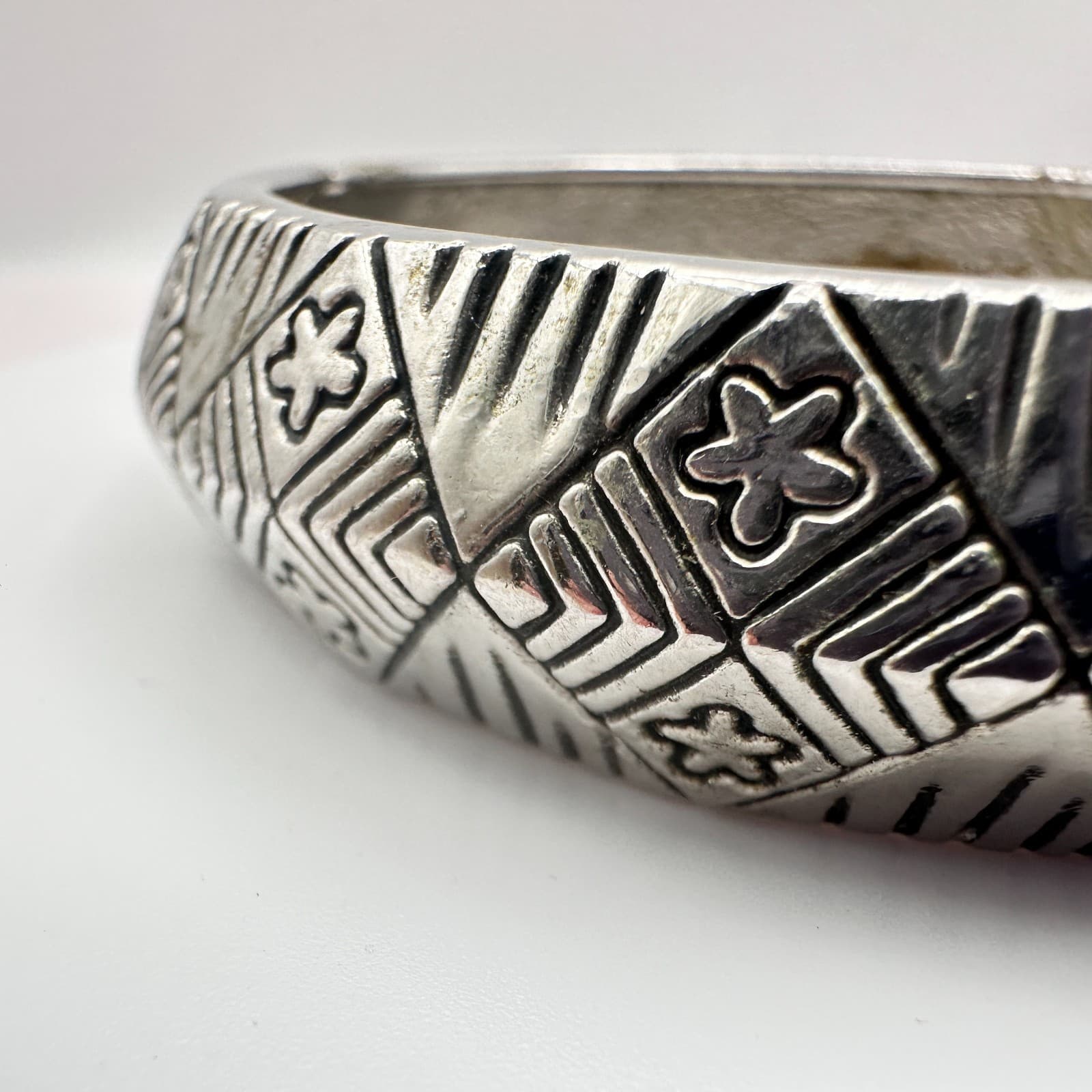 Vintage 90s Silver Tone Geometric Flower Bangle Bracelet Boho Etched Jewelry Y2K - Thumbnail 5