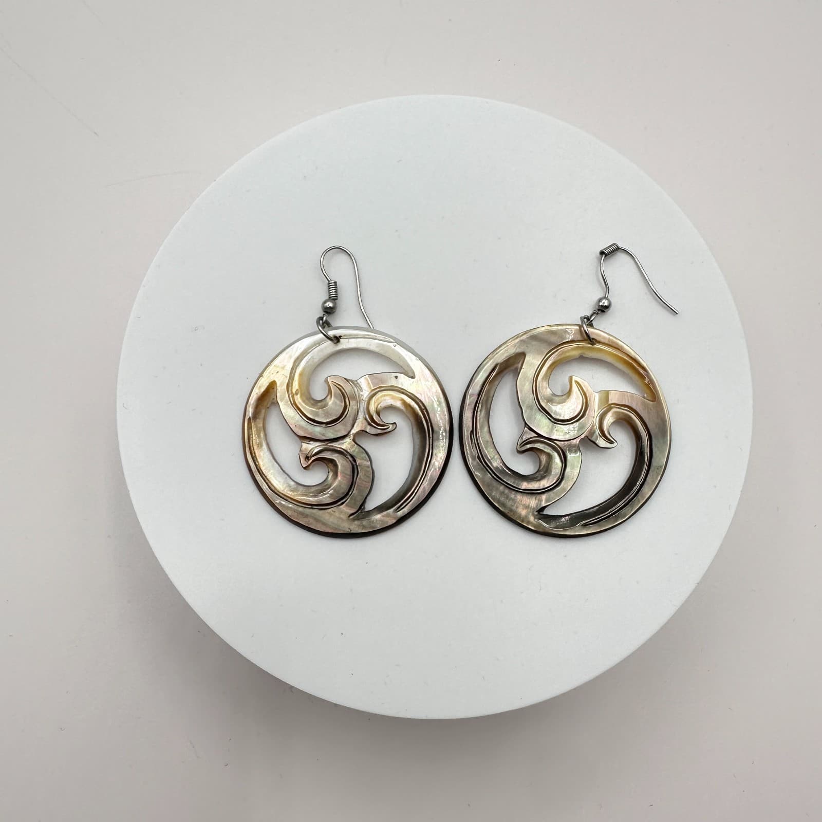 Vintage Y2K Mother Of Pearl Shell Carved Swirl Hoop Earrings Women's Jewelry Bib - Thumbnail 2