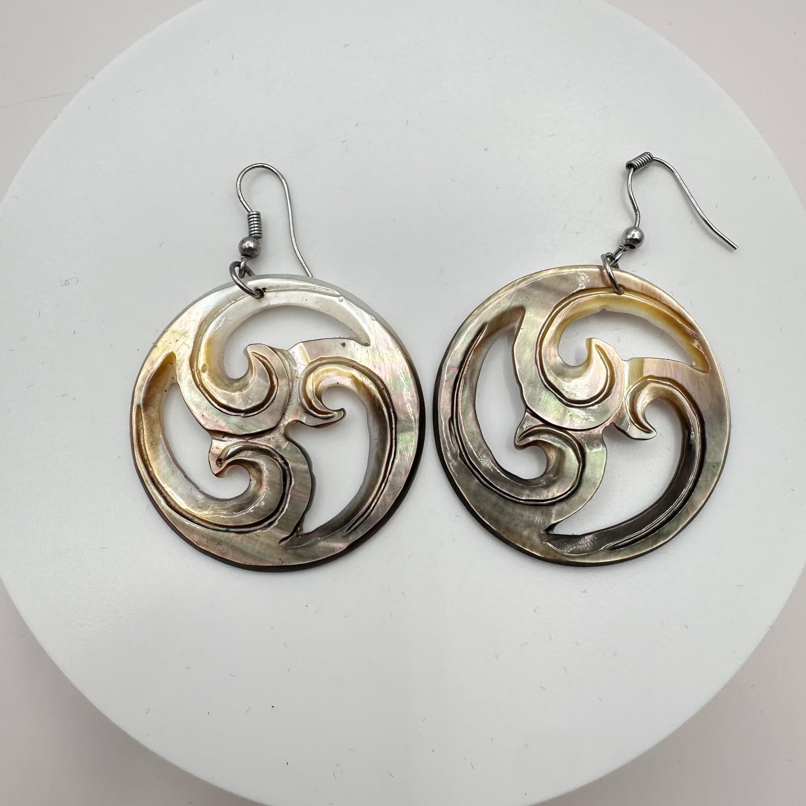 Vintage Y2K Mother Of Pearl Shell Carved Swirl Hoop Earrings Women's Jewelry Bib - Thumbnail 3