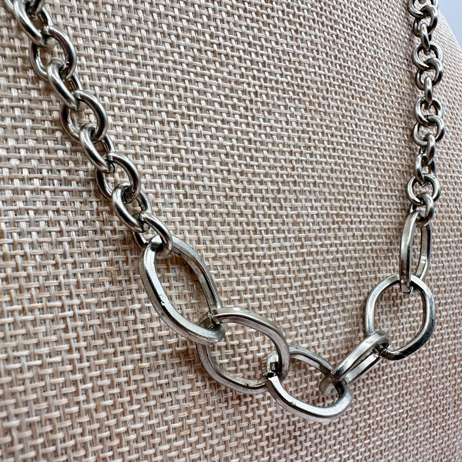 Vintage Y2K Silver Tone Graduated Oval Links Chain Necklace Women's Jewelry Bib - Thumbnail 3