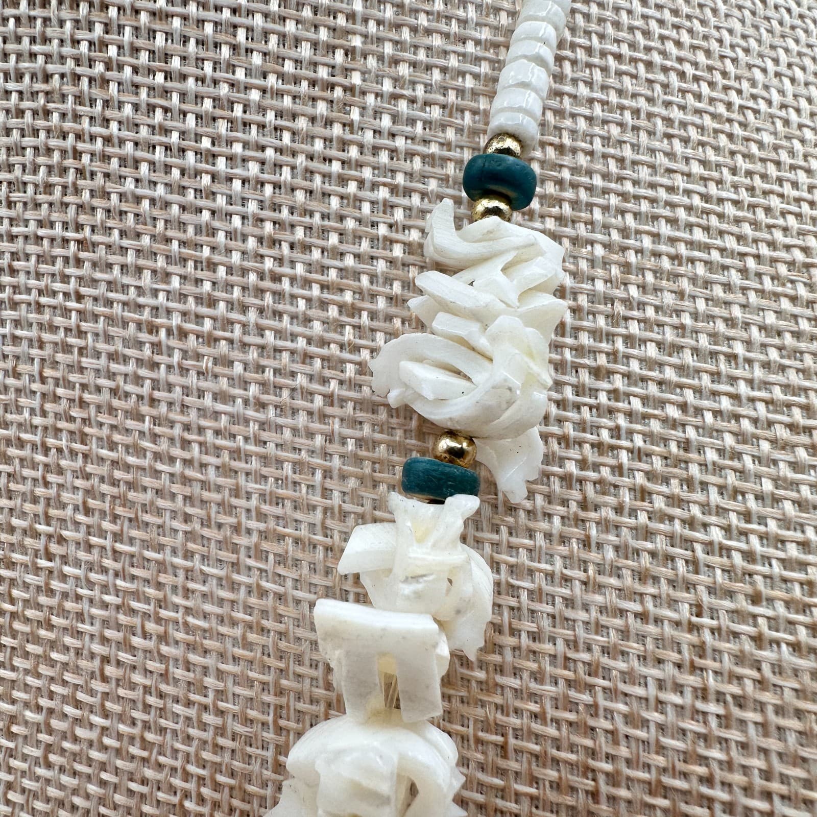 Vintage 90s White Shell Heishe Beaded Necklace Chunky Carved Fashion Jewelry Y2K - Thumbnail 7