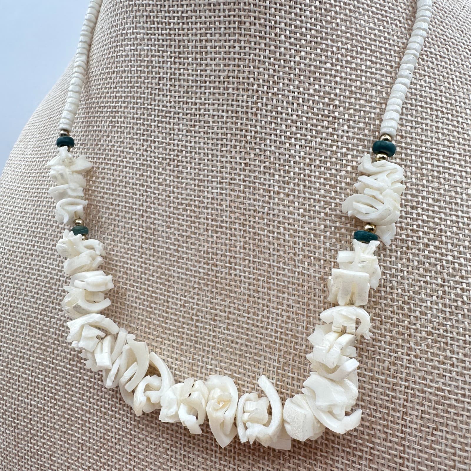 Vintage 90s White Shell Heishe Beaded Necklace Chunky Carved Fashion Jewelry Y2K - Thumbnail 6