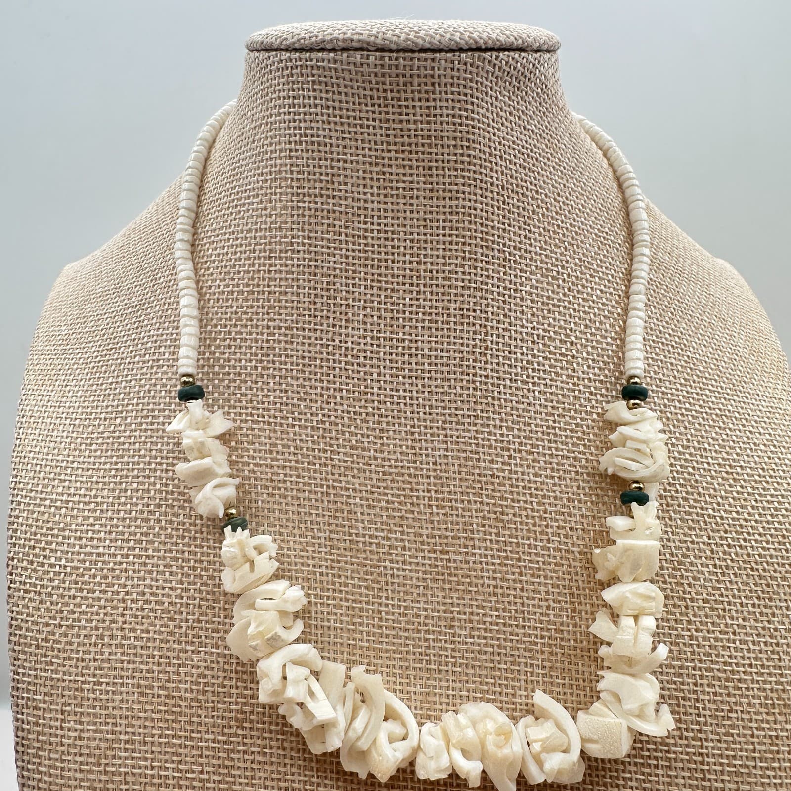 Vintage 90s White Shell Heishe Beaded Necklace Chunky Carved Fashion Jewelry Y2K - Thumbnail 8