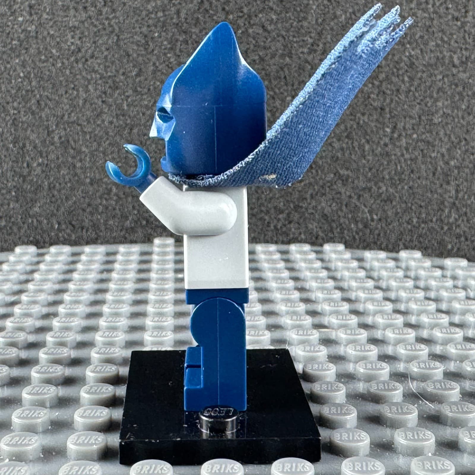 Retired LEGO DC Superhero Batman Light Bluish Gray Suit with Yellow Belt sh0025 - Thumbnail 6