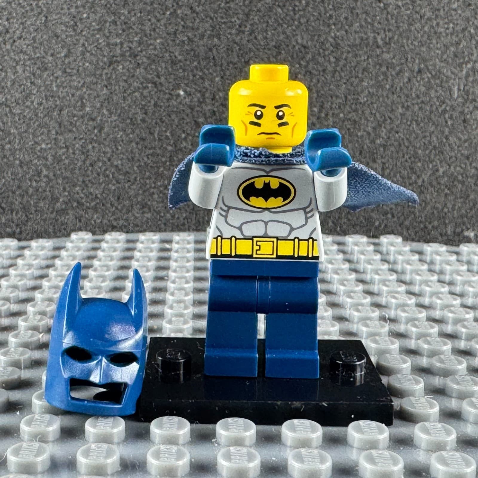 Retired LEGO DC Superhero Batman Light Bluish Gray Suit with Yellow Belt sh0025 - Thumbnail 3