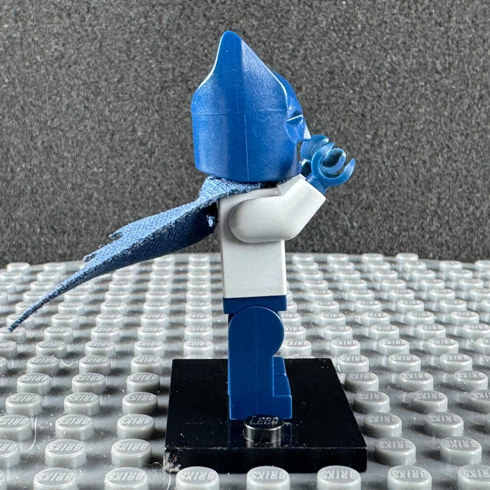 Retired LEGO DC Superhero Batman Light Bluish Gray Suit with Yellow Belt sh0025 - Thumbnail 4