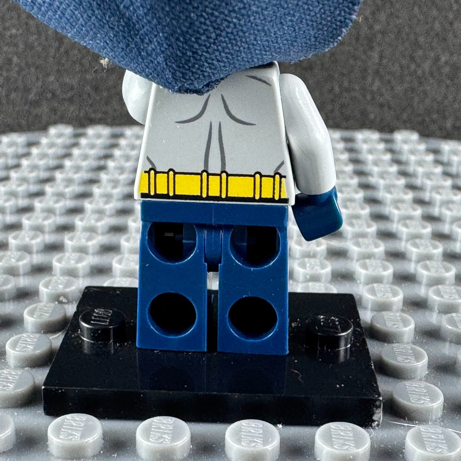 Retired LEGO DC Superhero Batman Light Bluish Gray Suit with Yellow Belt sh0025 - Thumbnail 5