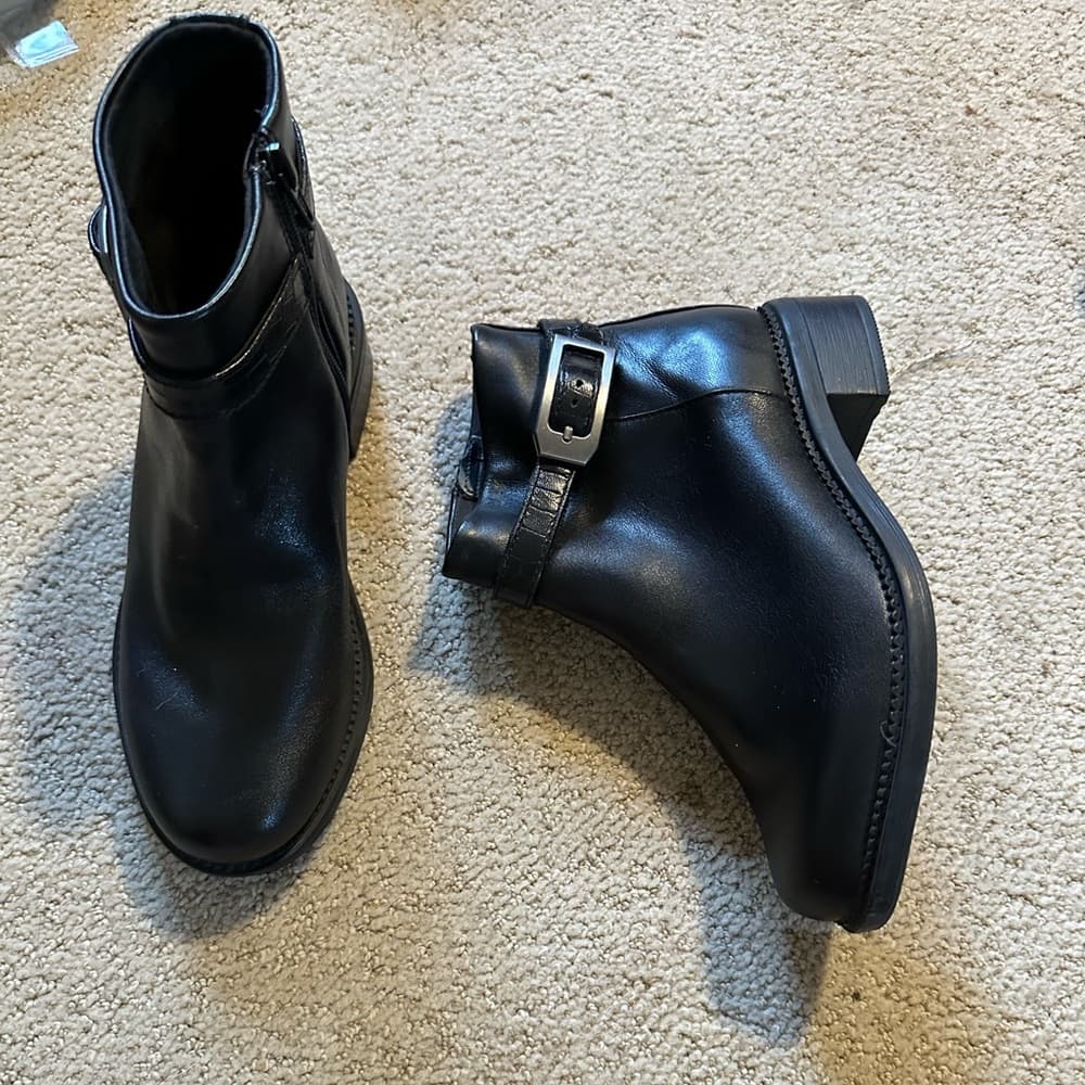 NWOT Clark’s Maye Grace ankle boots black silver