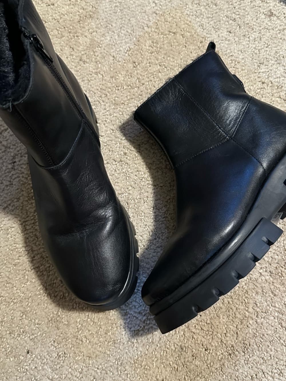 NWOT Carvela Run leather platform boots black