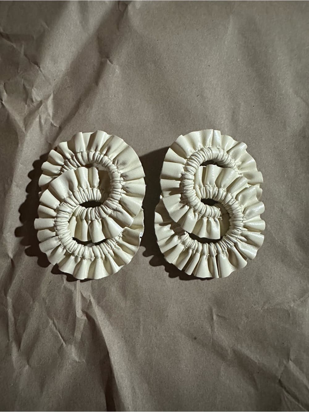 NWT Tuckernuck Carraway leather earrings cream - Thumbnail 2