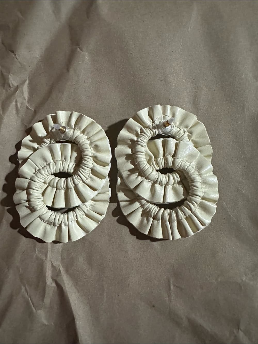 NWT Tuckernuck Carraway leather earrings cream - Thumbnail 3