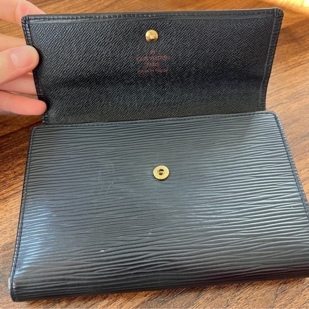 Authentic Louis Vuitton Epi Passport Porte-Tresor Etui Wallet black - Thumbnail 4
