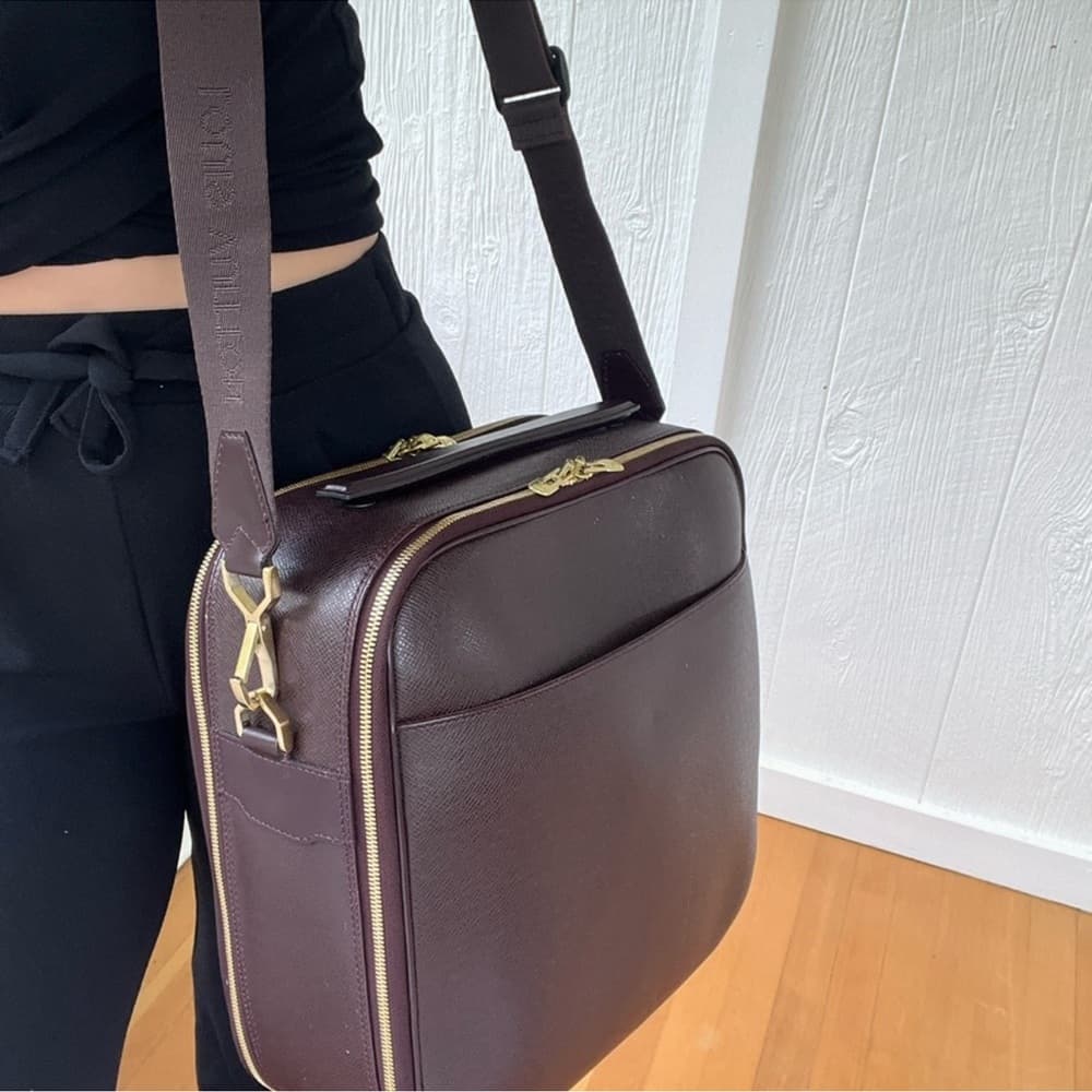 Authentic Louis Vuitton Taiga Tura Crossbody Laptop bag - Thumbnail 3