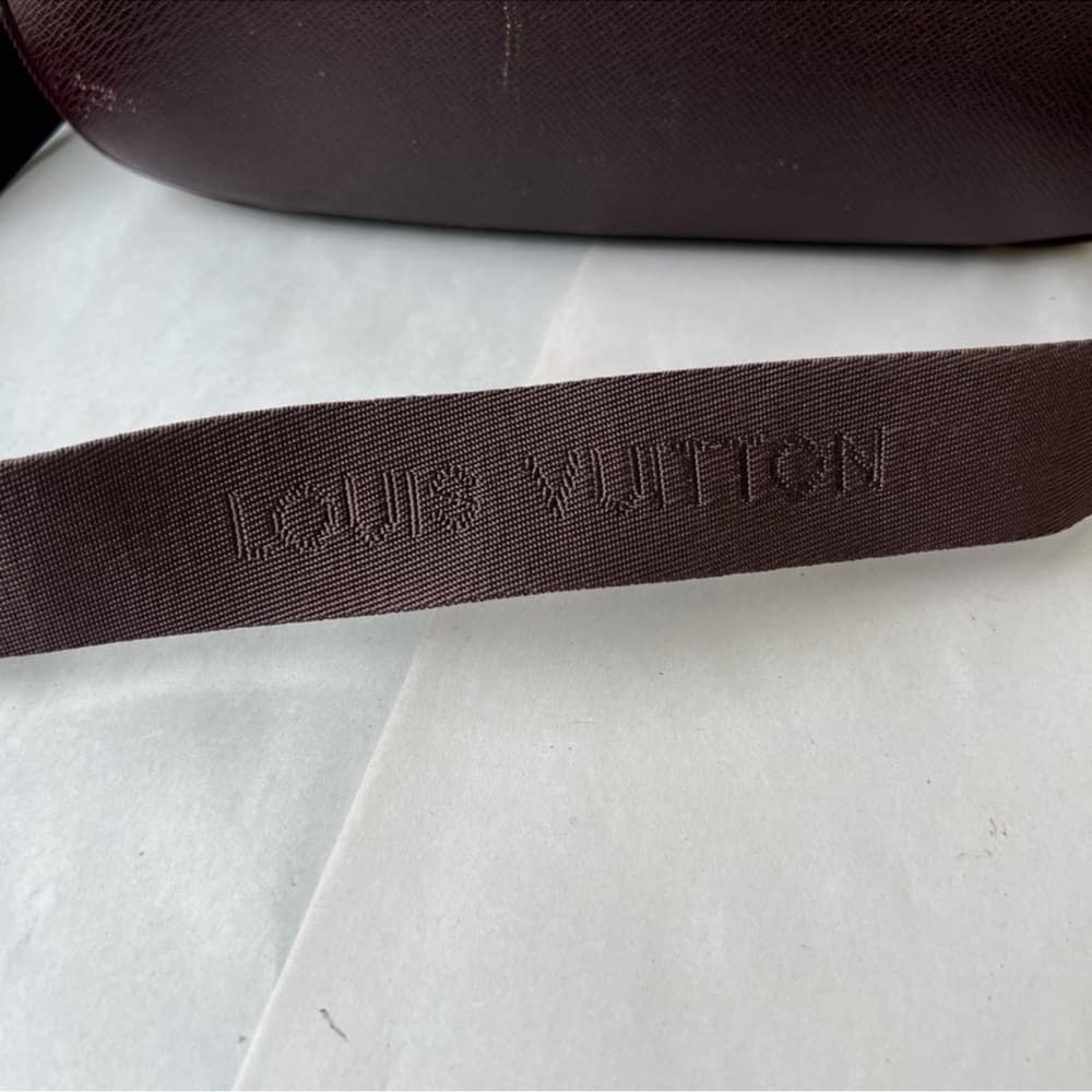 Authentic Louis Vuitton Taiga Tura Crossbody Laptop bag - Thumbnail 11