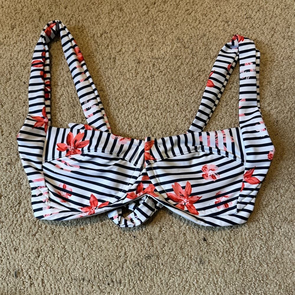 NWOT L*Space Camellia floral bay bikini top - Thumbnail 2