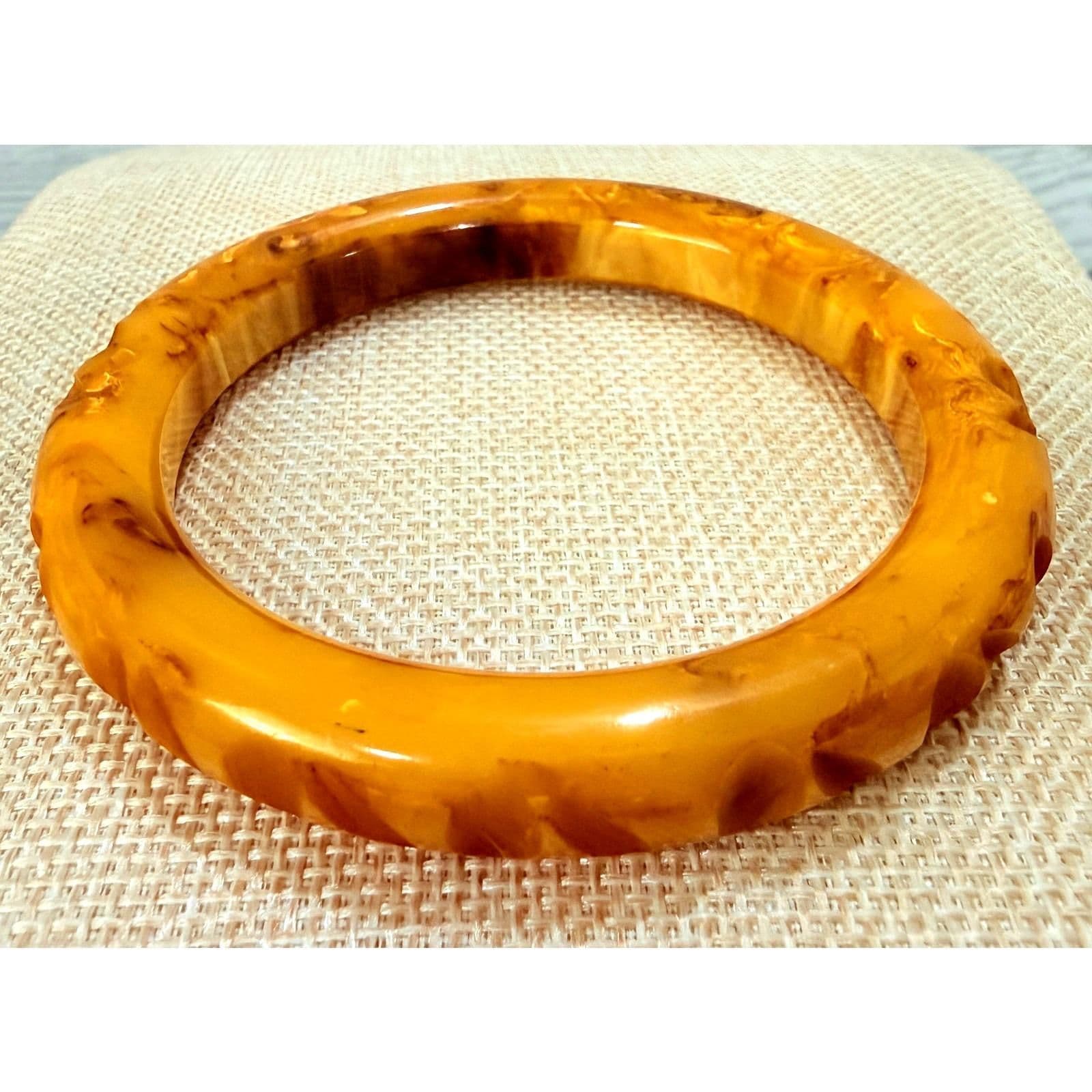 1A. 1940s Butterscotch Bakelite Bangle Bracelet - Thumbnail 4