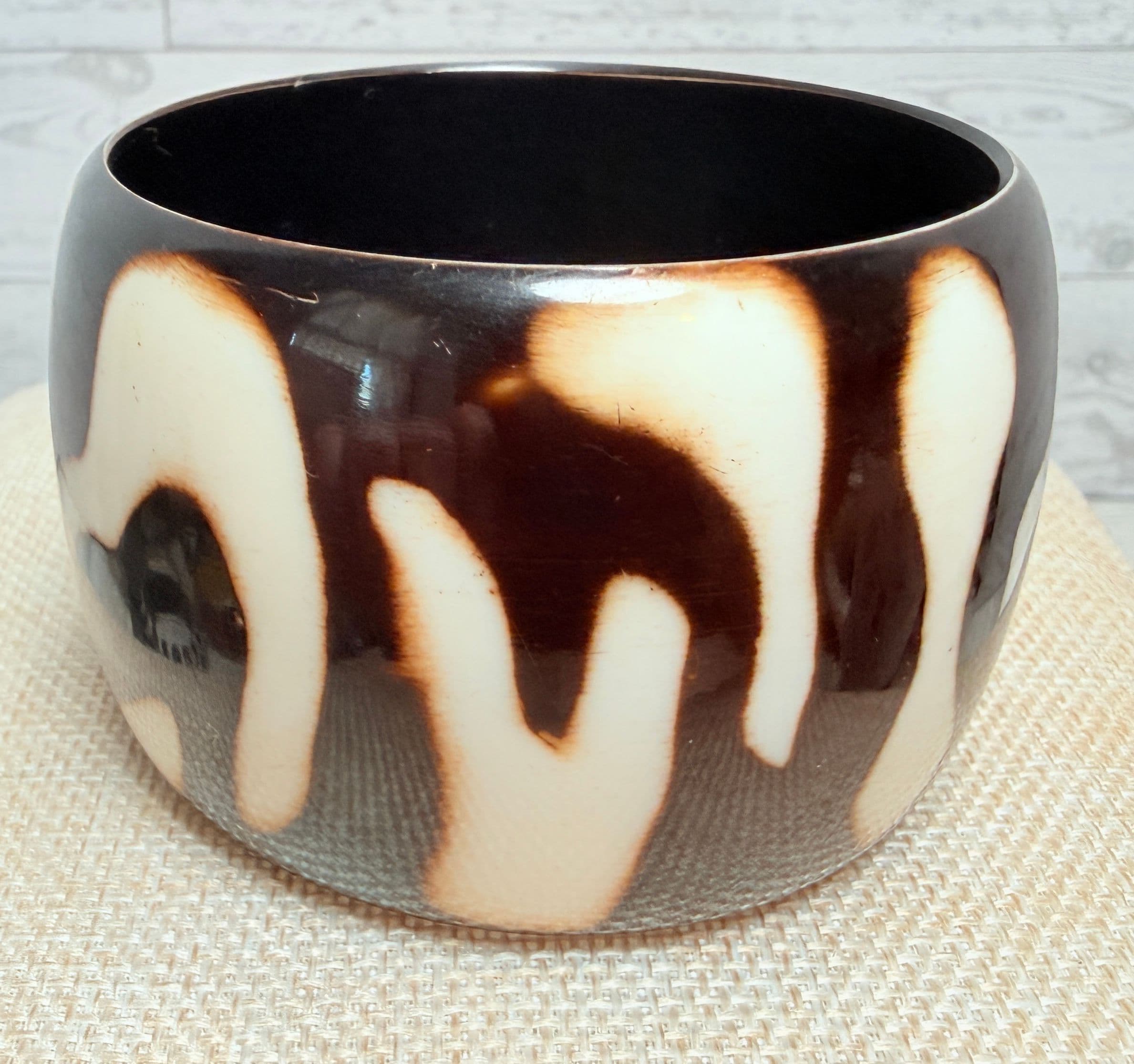 1F. 1980s Lucite Black & White Swirl Bangle - Thumbnail 3