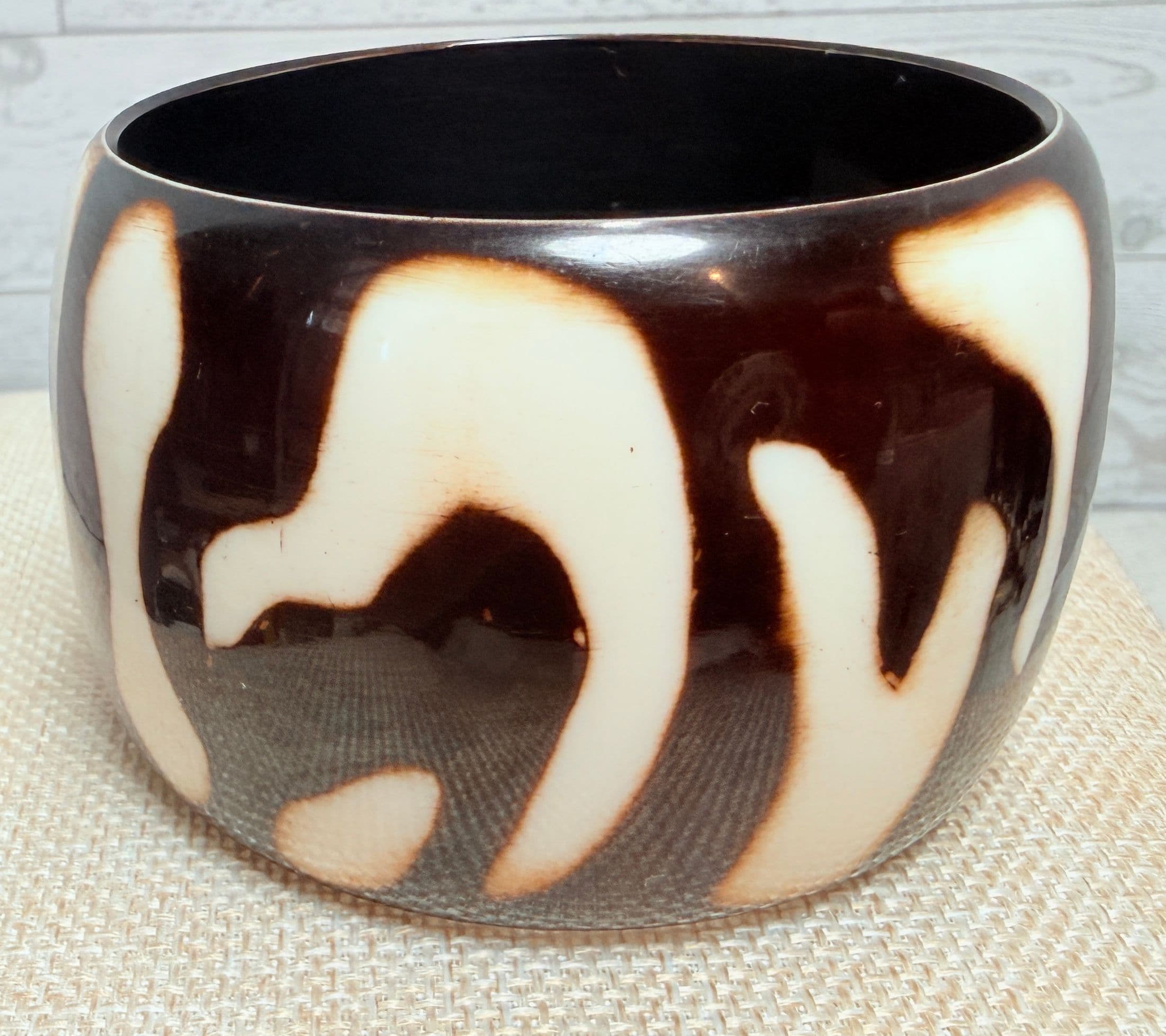 1F. 1980s Lucite Black & White Swirl Bangle - Thumbnail 4
