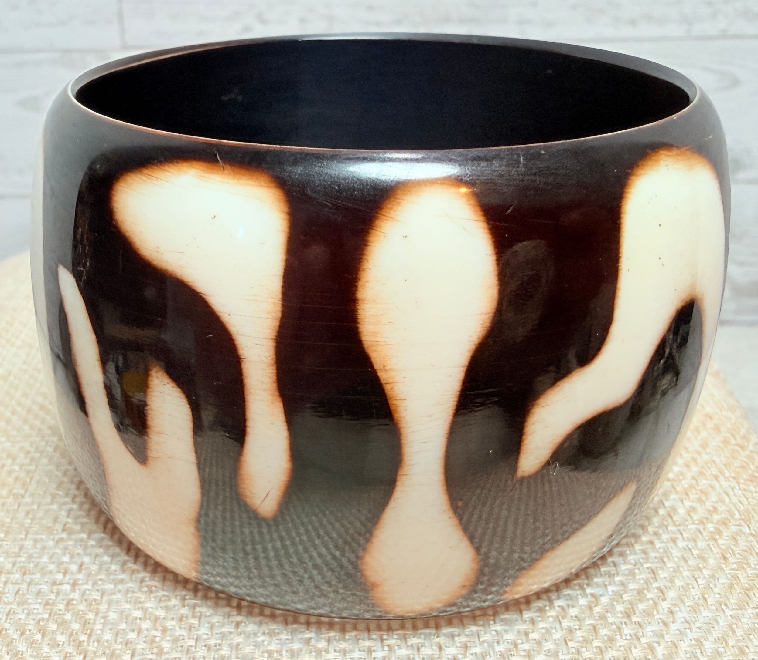 1F. 1980s Lucite Black & White Swirl Bangle - Thumbnail 5