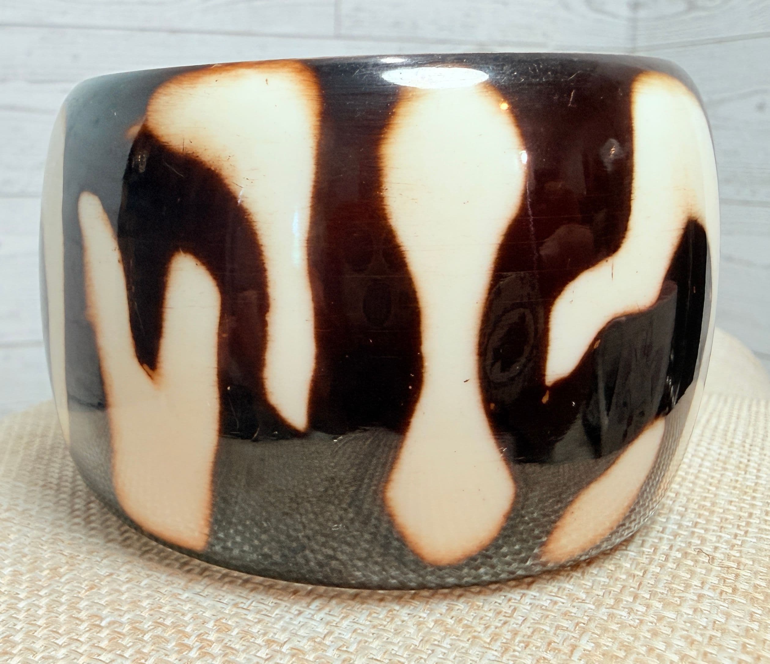 1F. 1980s Lucite Black & White Swirl Bangle - Thumbnail 2