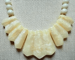 3K. 1960s Beige Swirl Lucite Necklace - Thumbnail 2