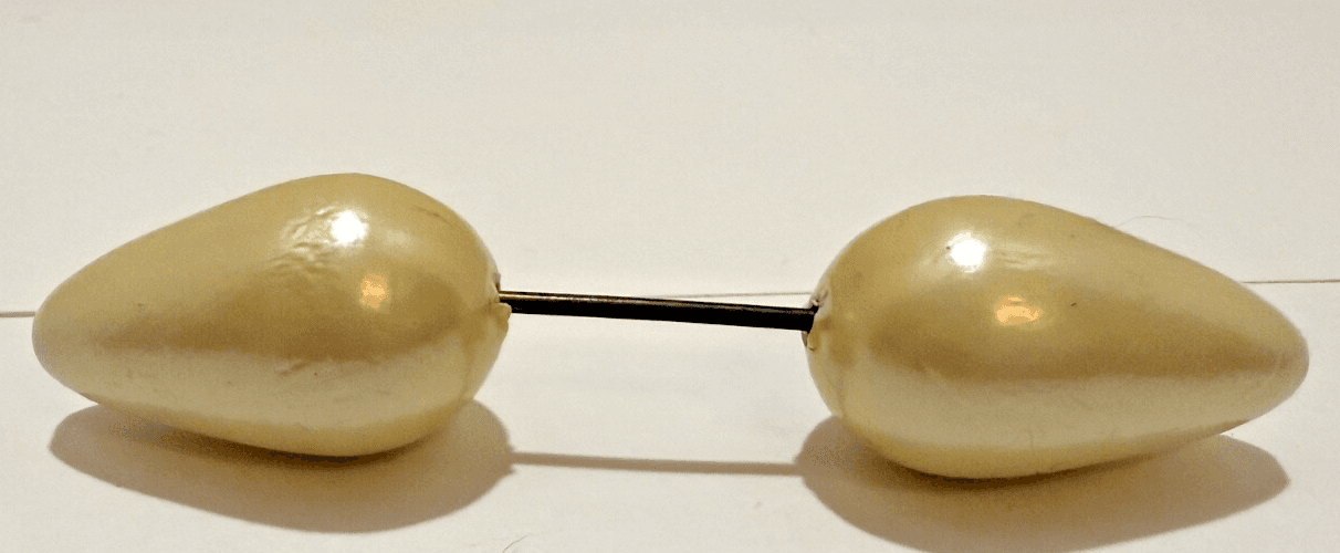 2U. Antique 1920s Beige Pearlescent Wooden Enamel Stick Pin - Thumbnail 2