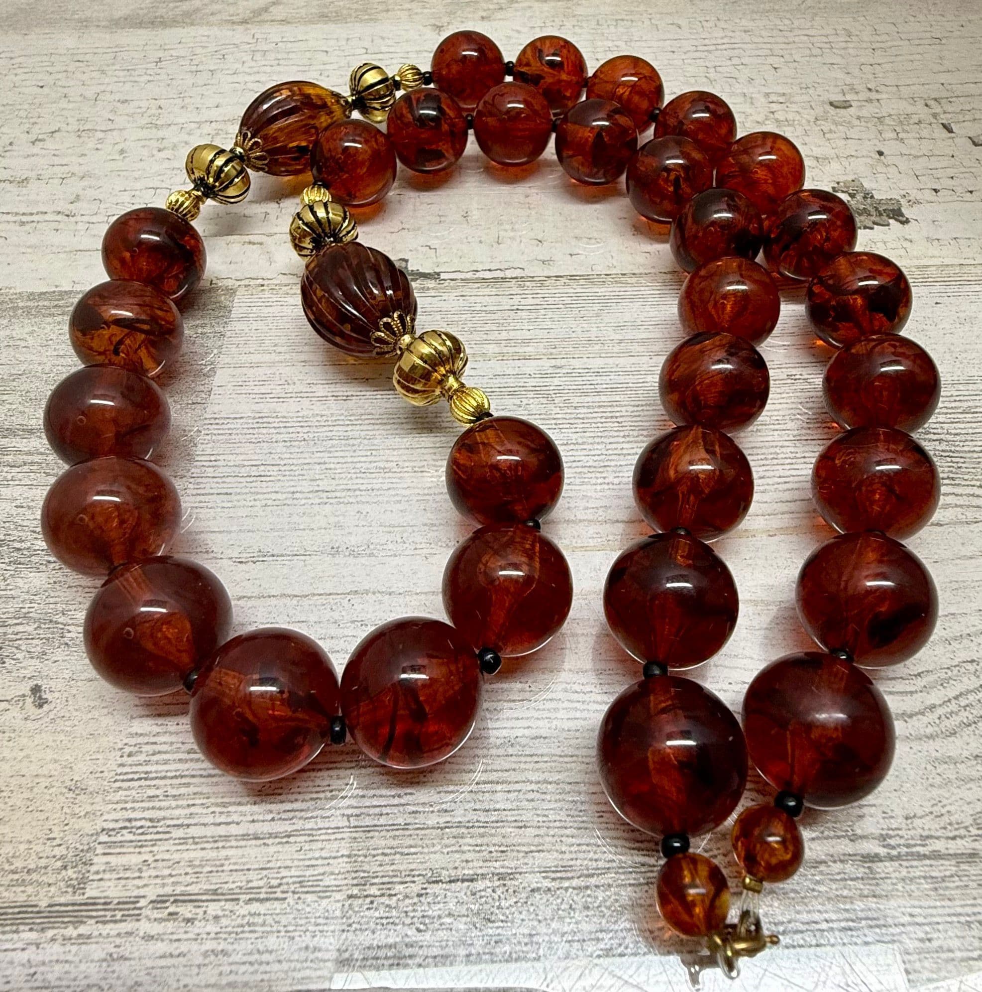3C. Vintage 1980s Faux Amber Lucite Root Beer Ball Bead & Gold Tone Necklace - Thumbnail 4