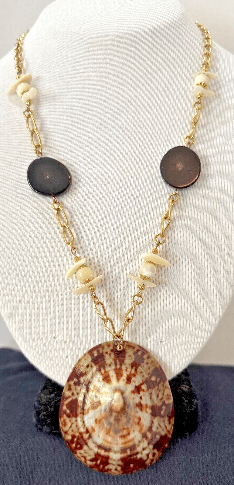 2O. Vintage 1960s Hobe Gold Tone Shell Polished Wood Chain Necklace - Thumbnail 2