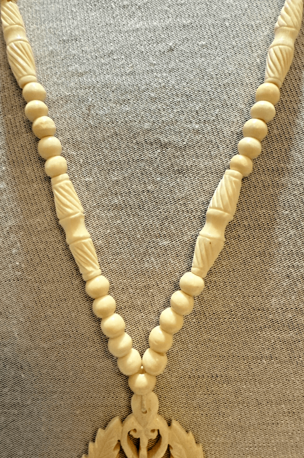 5J. Vintage 1950s Carved Antler Necklace & Floral Pendant - Thumbnail 5