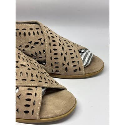 Baretraps Ilene Perforated Block Heel Sandals Shoes in Taupe Women's Size 8.5M - Thumbnail 3