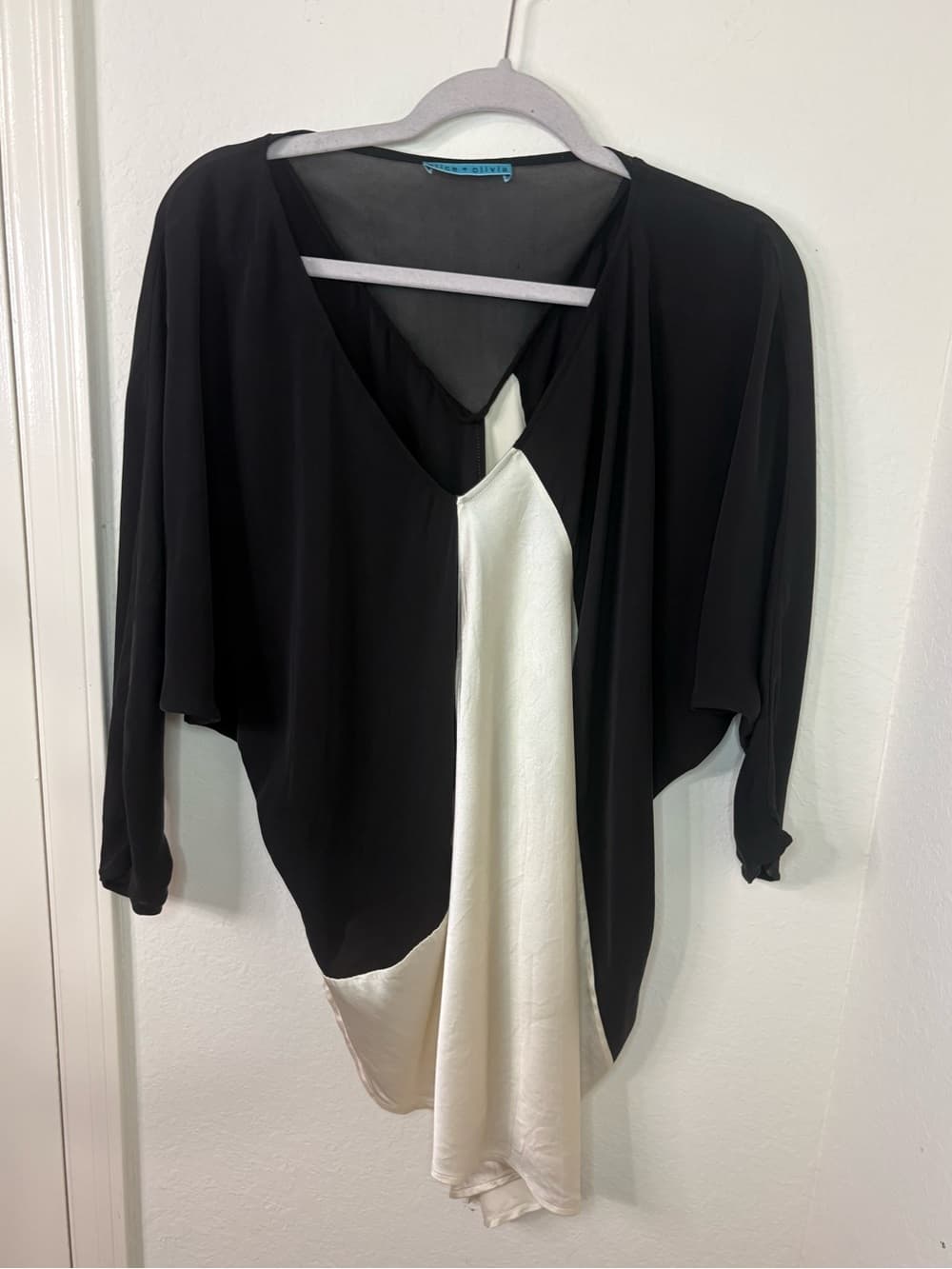 Alice + Olivia Silk Colorblock Dolman Sleeve Blouse asymmetrical Hem black white - Thumbnail 3