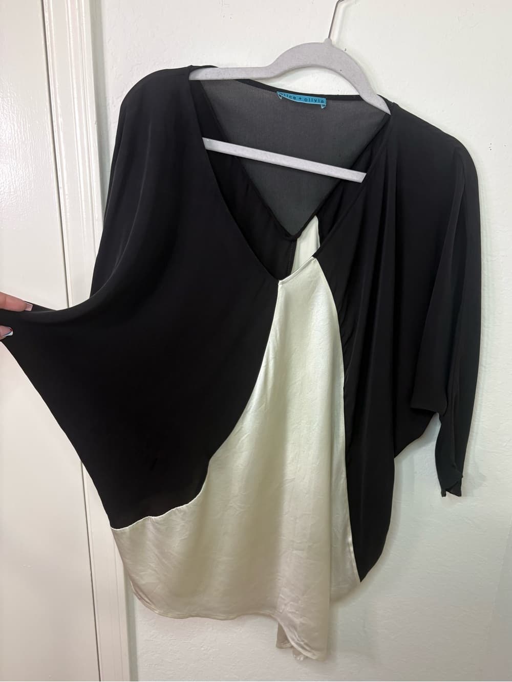 Alice + Olivia Silk Colorblock Dolman Sleeve Blouse asymmetrical Hem black white - Thumbnail 2