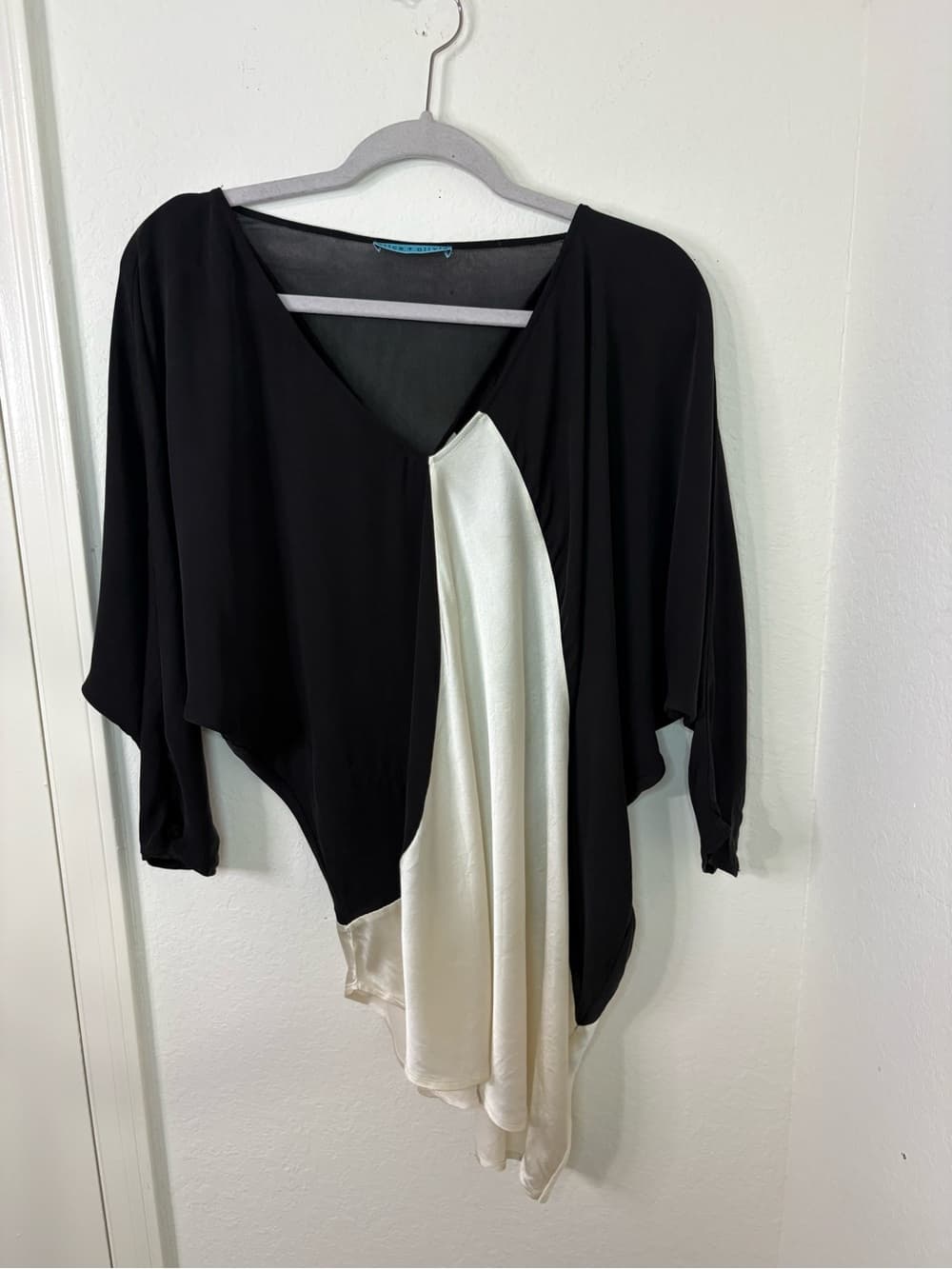 Alice + Olivia Silk Colorblock Dolman Sleeve Blouse asymmetrical Hem black white - Thumbnail 9