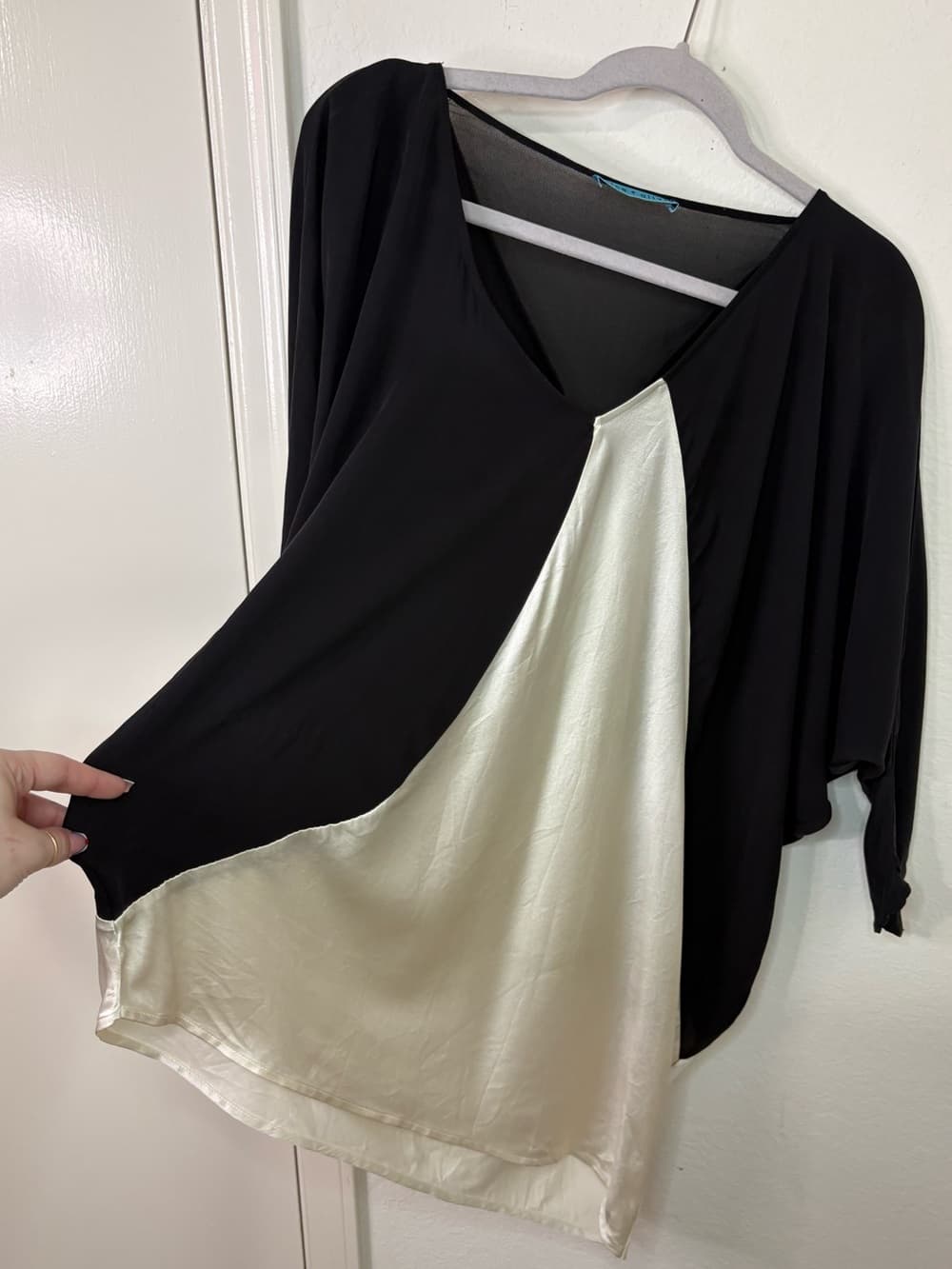 Alice + Olivia Silk Colorblock Dolman Sleeve Blouse asymmetrical Hem black white - Thumbnail 11